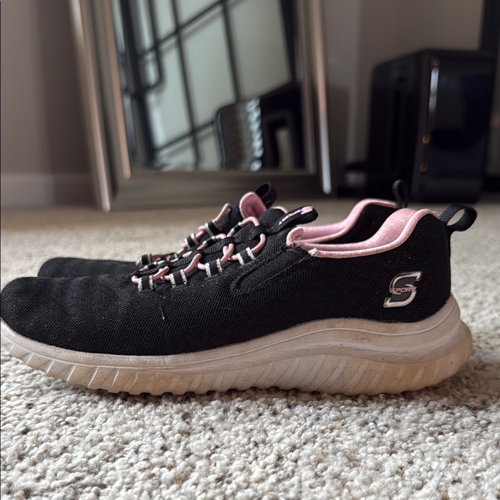 Skechers Women's Black and Pink Sneakers